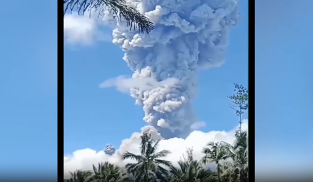 Erupsi Gunung Ibu di Halmahera, abu vulkanik menyembul hingga setinggi 7 kilometer