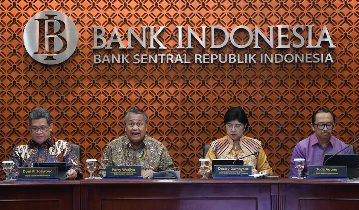 Gubernur Bank Indonesia (BI) Perry Warjiyo (kedua kiri) didampingi Deputi Gubernur Senior Destry Damayanti (kedua kanan)