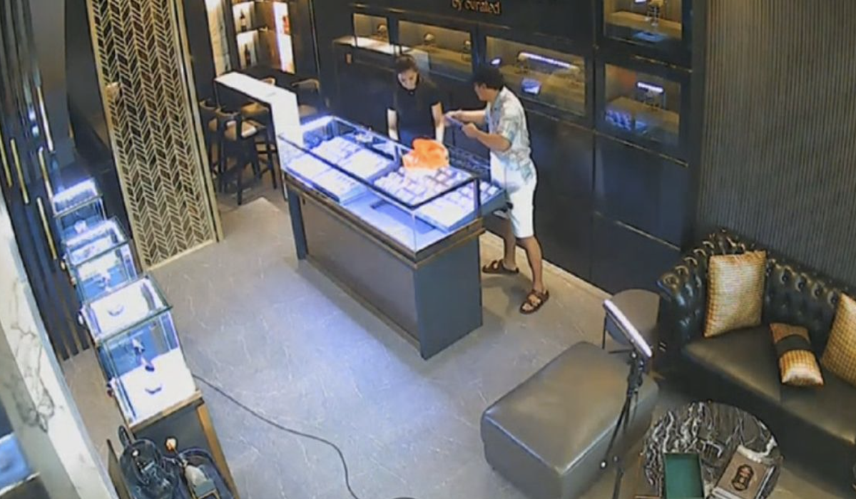 Perampokan jam tangan mewah di PIK