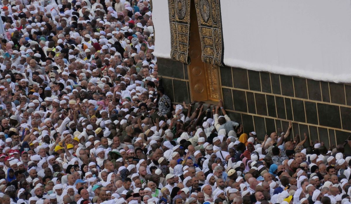 Jemaah haji melakukan tawaf ifadah mengelilingi kakbah di Masjidil Haram, Mekah, Arab Saudi, Sabtu (1/7/2023).