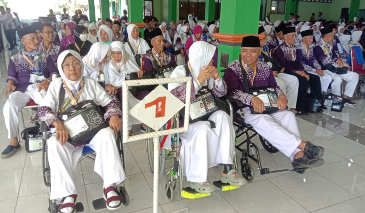 Jemaah haji di Asrama Haji Donohudan, sebelum diberangkatkan menuju Tanah Suci Mekkah.