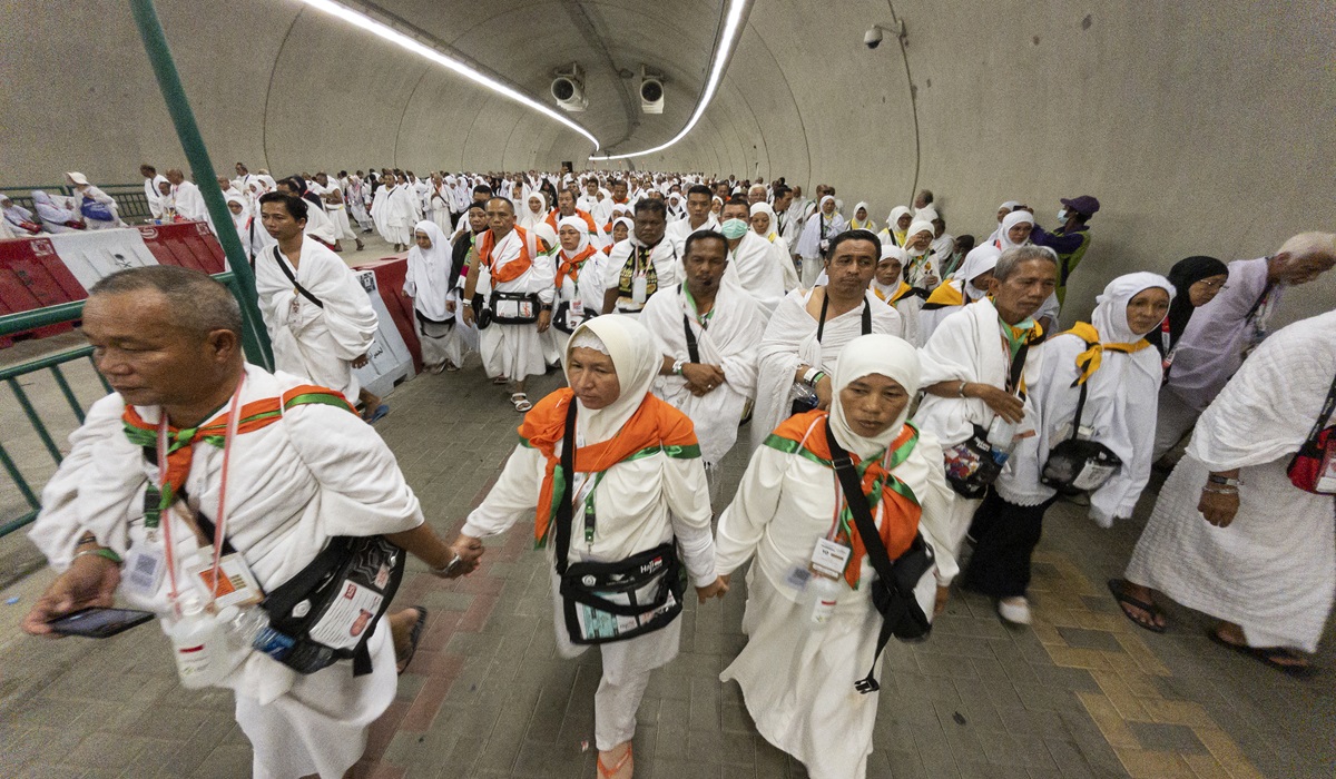 Jamaah haji Indonesia berjalan menuju Jamarat untuk melempar jamrah aqobah di Mina, Makkah, Arab Saudi, Minggu (16/6/2024). 