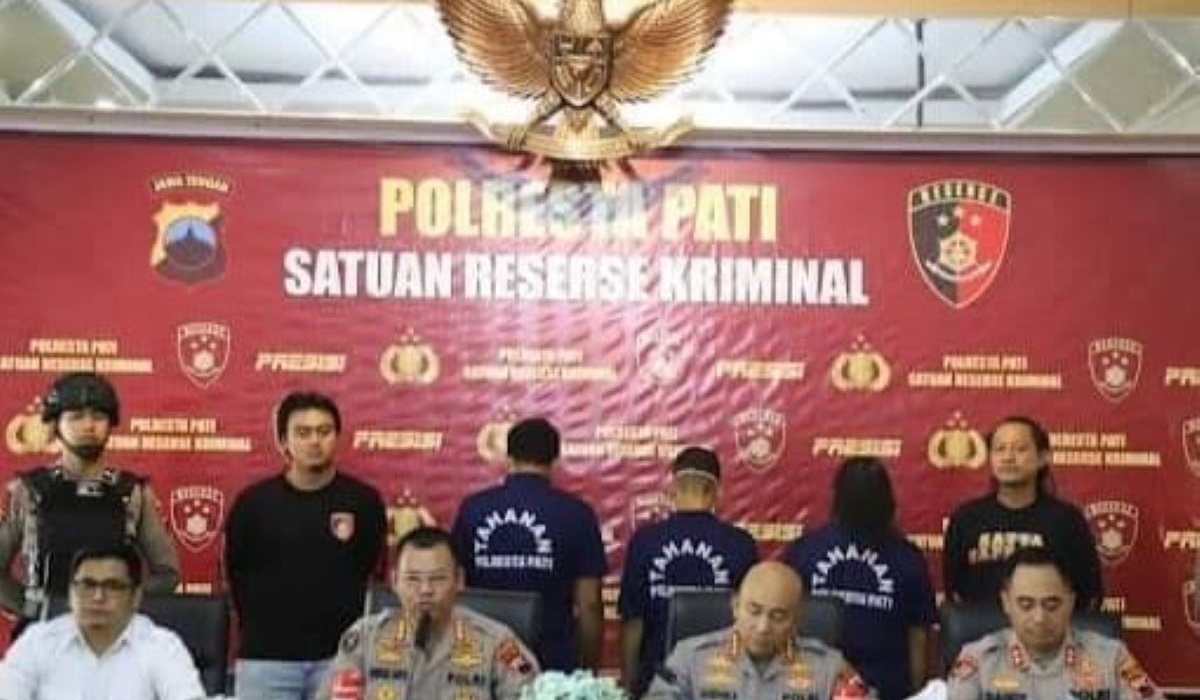 Konferensi pers kasus pengeroyokan warga yang menimbulkan korban jiwa di aula Kantor Polresta Pati, Senin (10/6). 