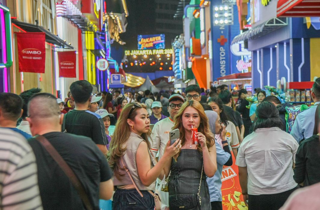Masyarakat memadati Jakarta Fair 2024.