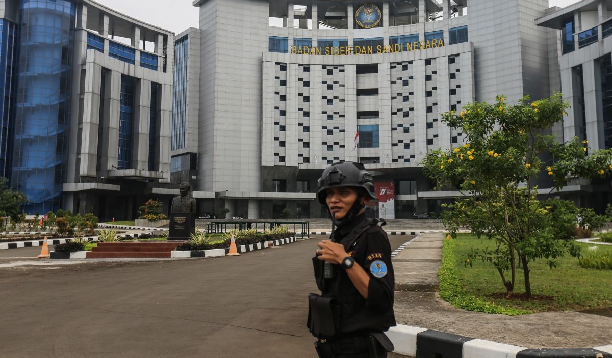 Petugas berjaga di depan gedung Kantor Badan Siber dan Sandi Negara, Sawangan, Depok, Jawa Barat, Selasa (13/9/2022).