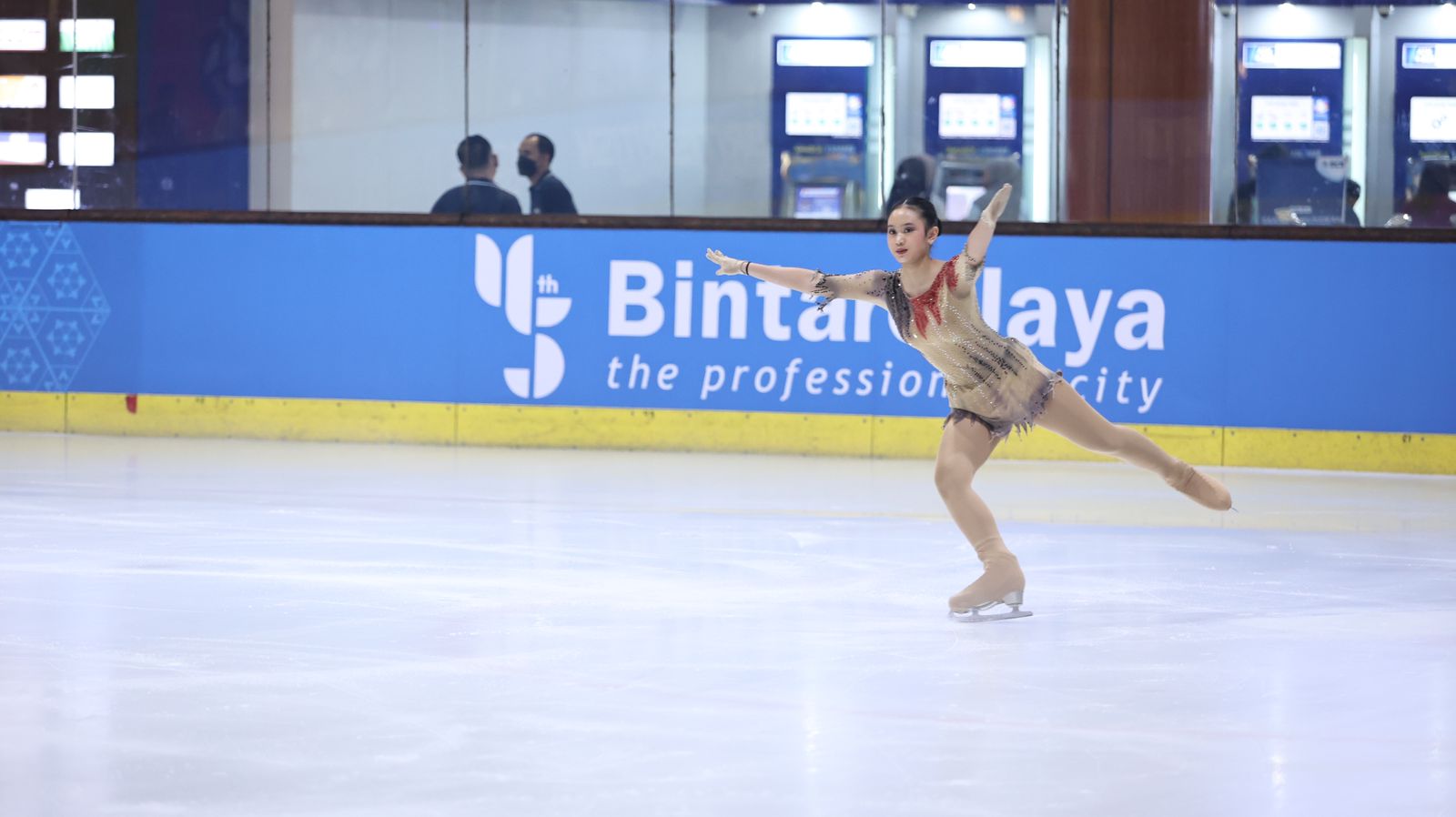 Najla Argyanti Rahmafa, siswi SMPN 7 Bandung saat beraksi pada Indonesia Ice Skating Open (IISO) 2024