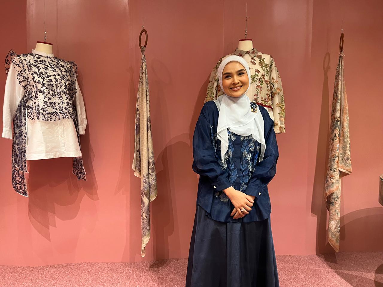 Desainer Ria Miranda menunjukkan koleksi khusus Toko RiaMiranda Plaza Indonesia. 