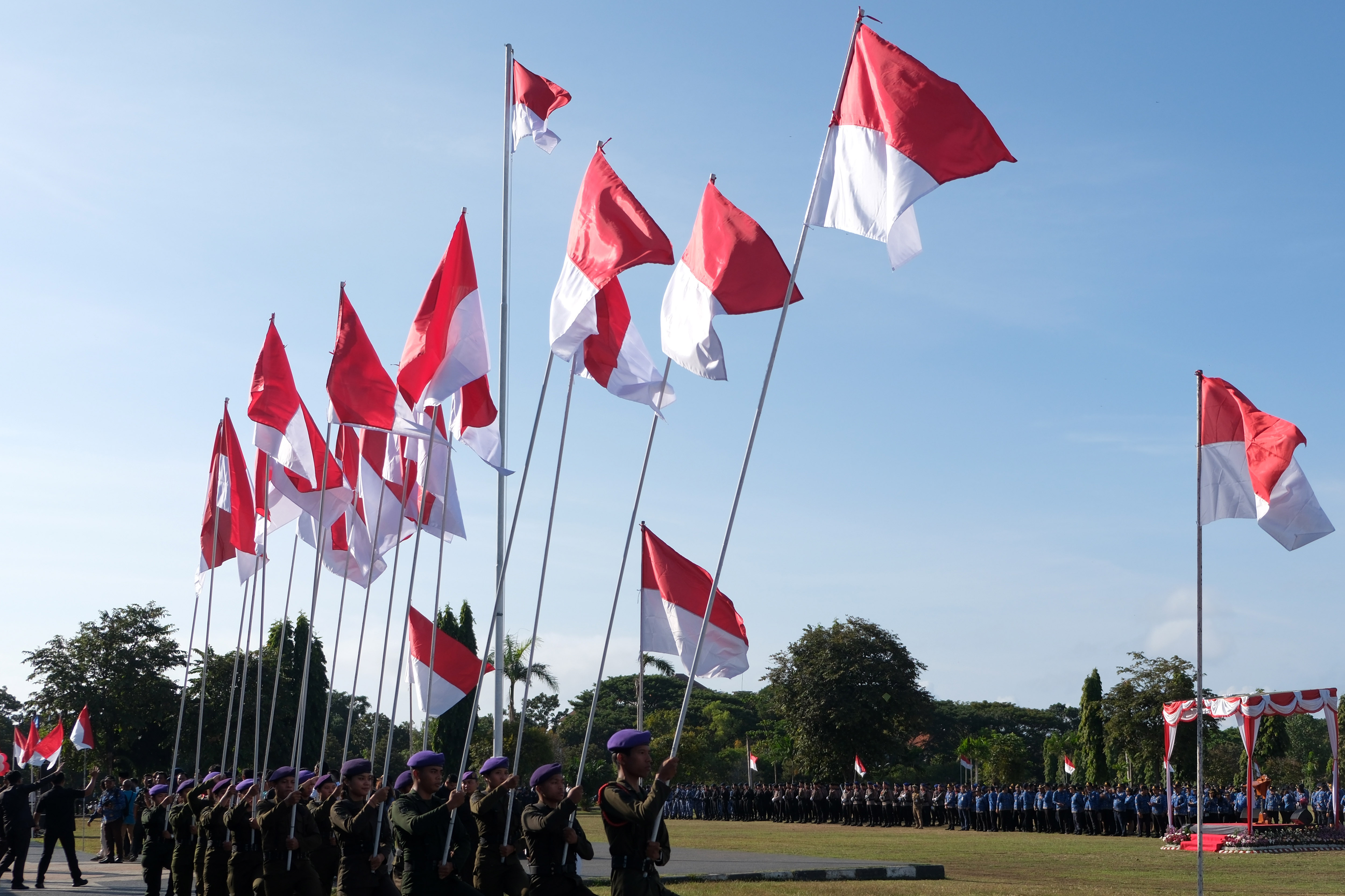 Sejumlah anggota Resimen Mahasiswa mengikuti kirab bendera Merah Putih 