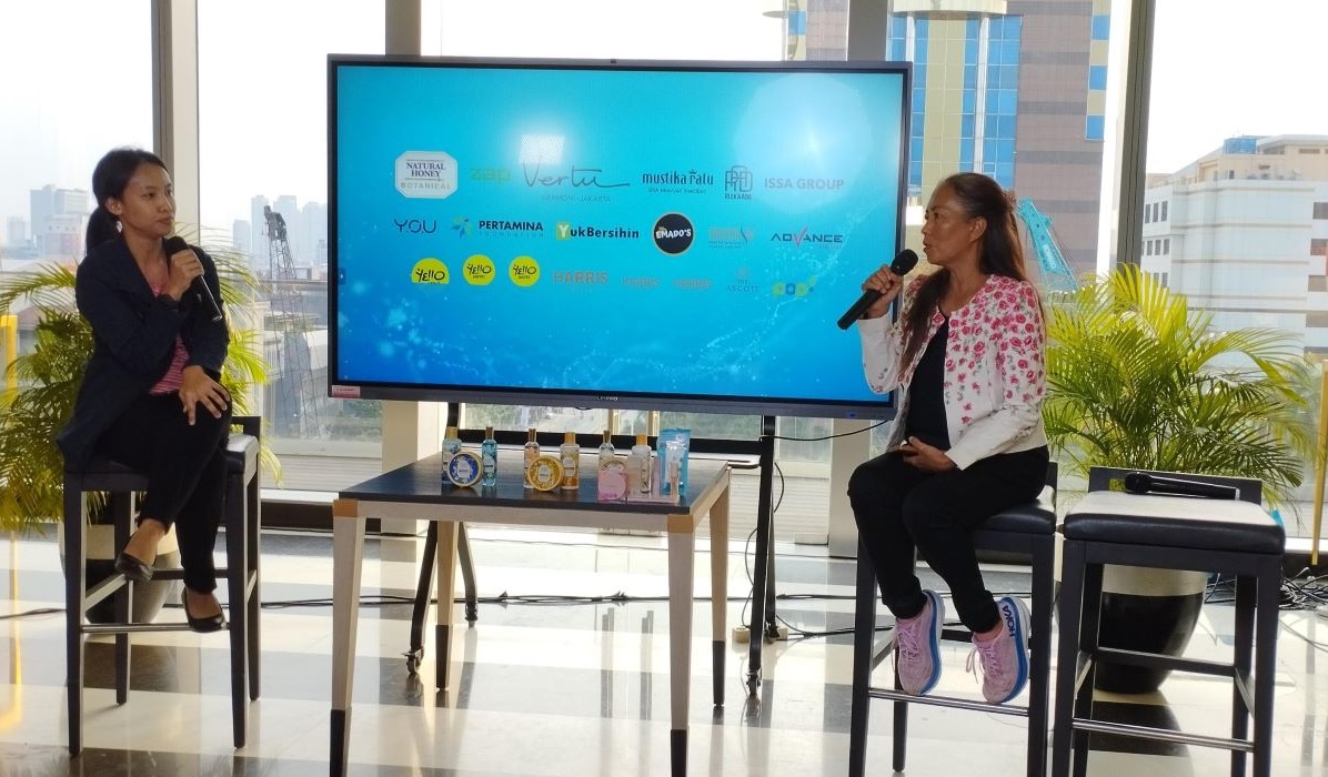 Yayuk Sriwahyuningsih (kanan) bersama jurnalis Media Indonesia Astri Novaria.