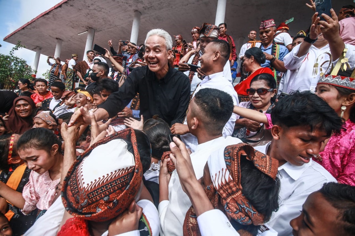 Mantan calon presiden Ganjar Pranowo disambut meriah oleh ratusan warga saat menghadiri puncak acara peringatan Hari Lahir Pancasila di Ende