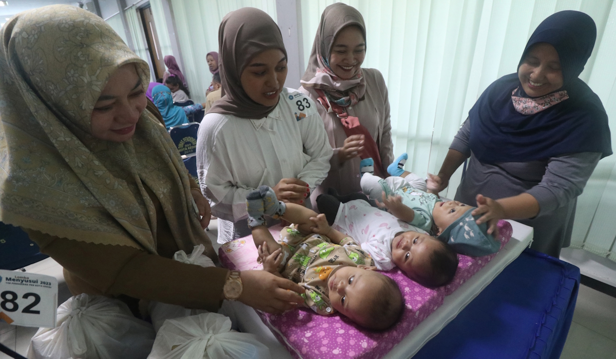 Ilustrasi: sejumlah ibu dan anaknya mengikuti Lomba Menyusui 2023 di Kota Kediri, Jawa Timur 