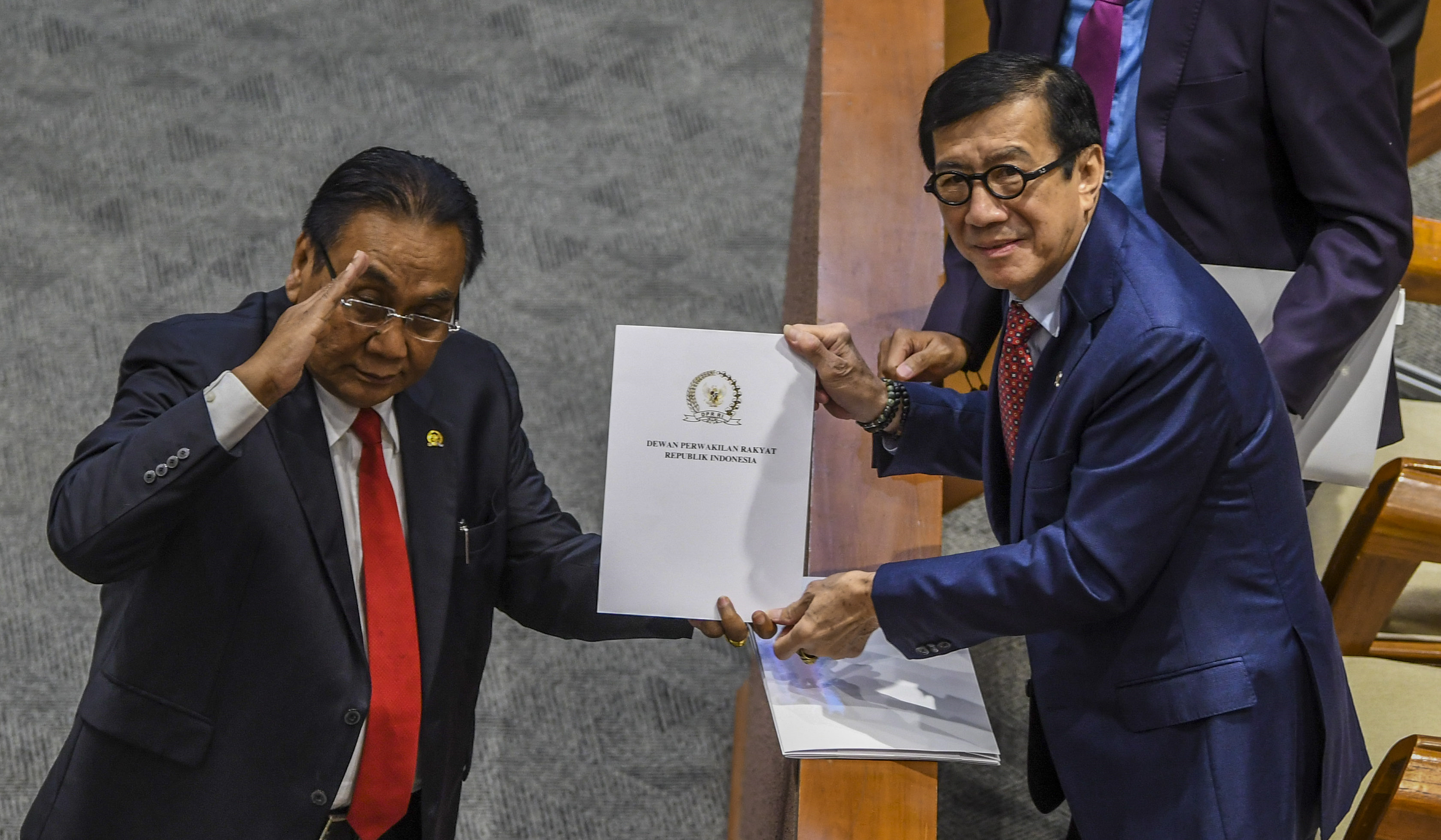 Menteri Hukum dan Hak Asasi Manusia Yasonna H Laoly (kedua kanan) dan Ketua Komisi III DPR RI Bambang Wuryanto (kiri) 