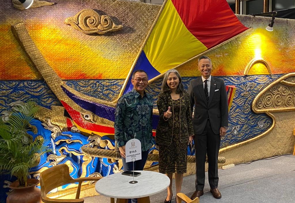 Kepala BPPD Kota Denpasar Ida Bagus Gede Sidharta (kiri)&Kepala Dinas Pariwisata Kota Denpasar Ni Luh Putu Riyastiti (tengah).