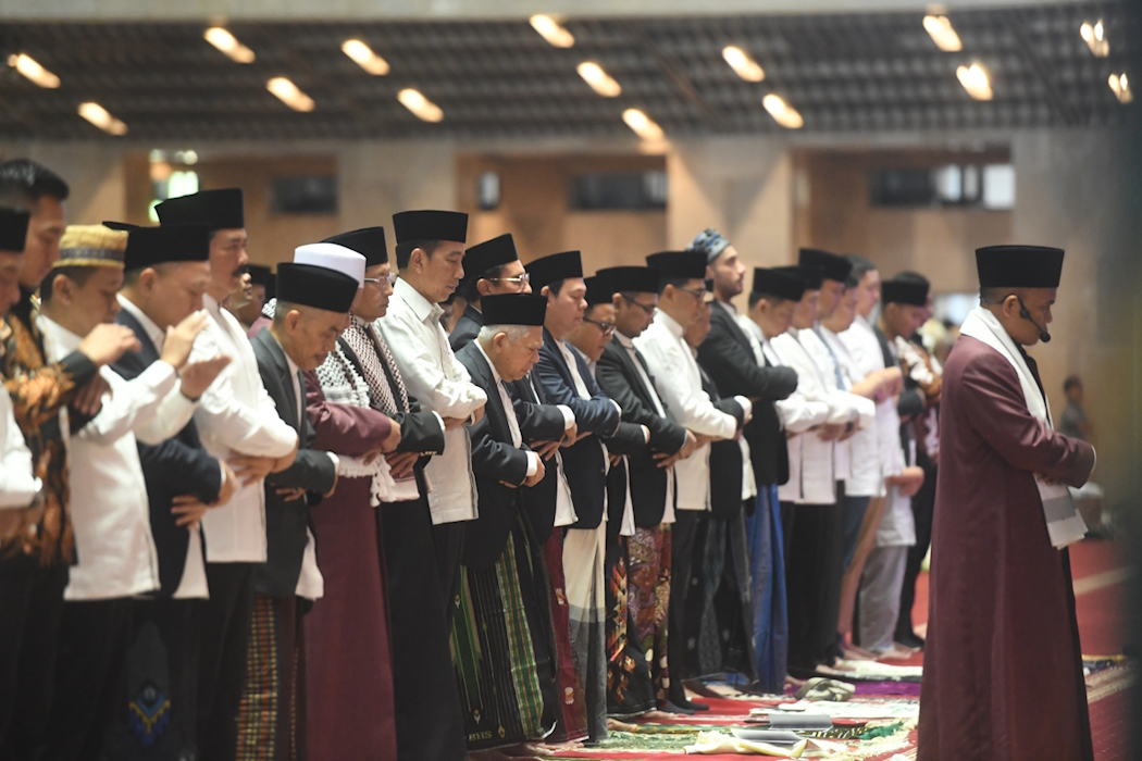 Presiden Joko Widodo (kedelapan kiri) bersama Wapres Ma'ruf Amin (kesembilan kiri) melaksanakan Salat Idul Fitri 1445 H di Masjid Istiqlal