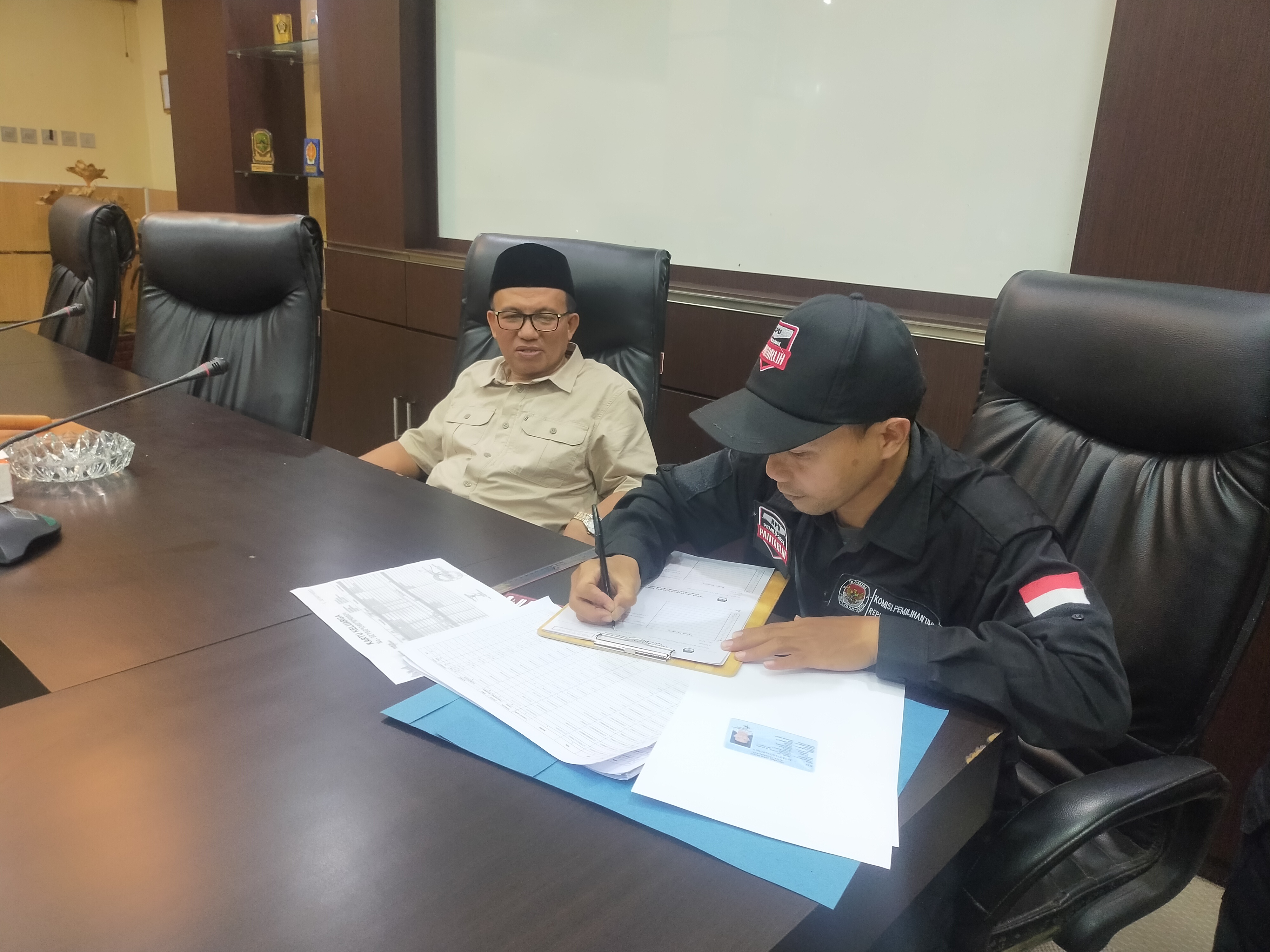 Petugas pemutakhiran data pemilih melaksanakan tugas pencocokan data pemilih di Tasikmalaya.