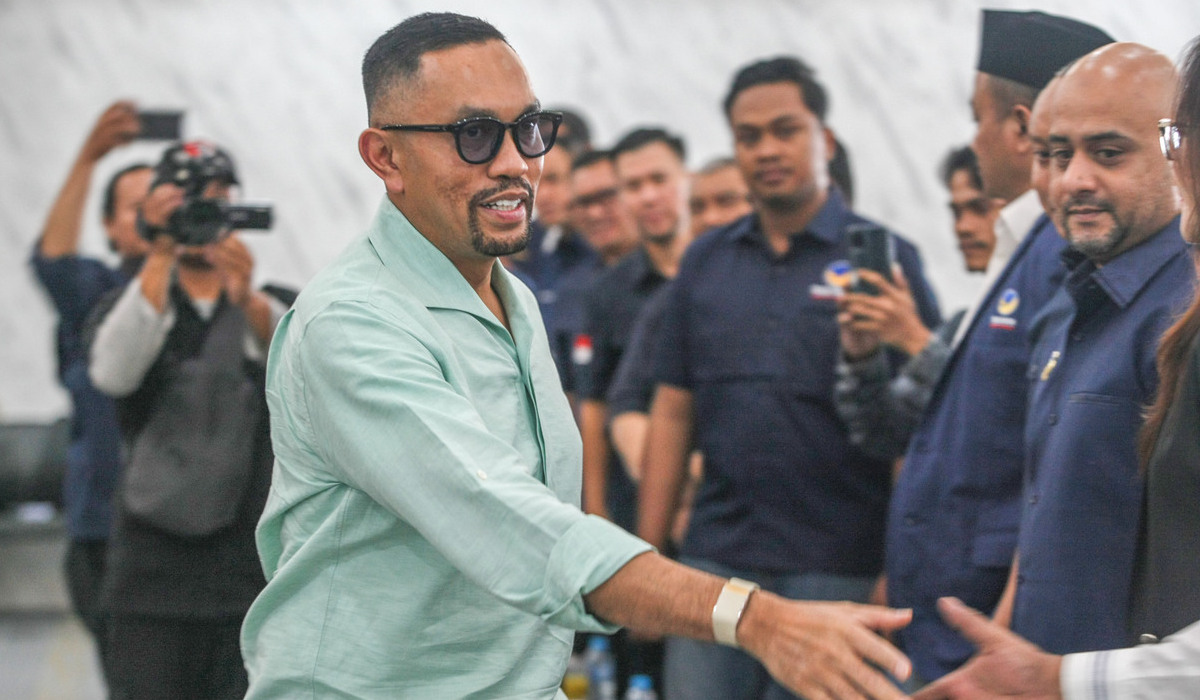 Anggota DPR RI yang juga Bendahara Umum DPP Partai NasDem, Ahmad Sahroni (kiri).