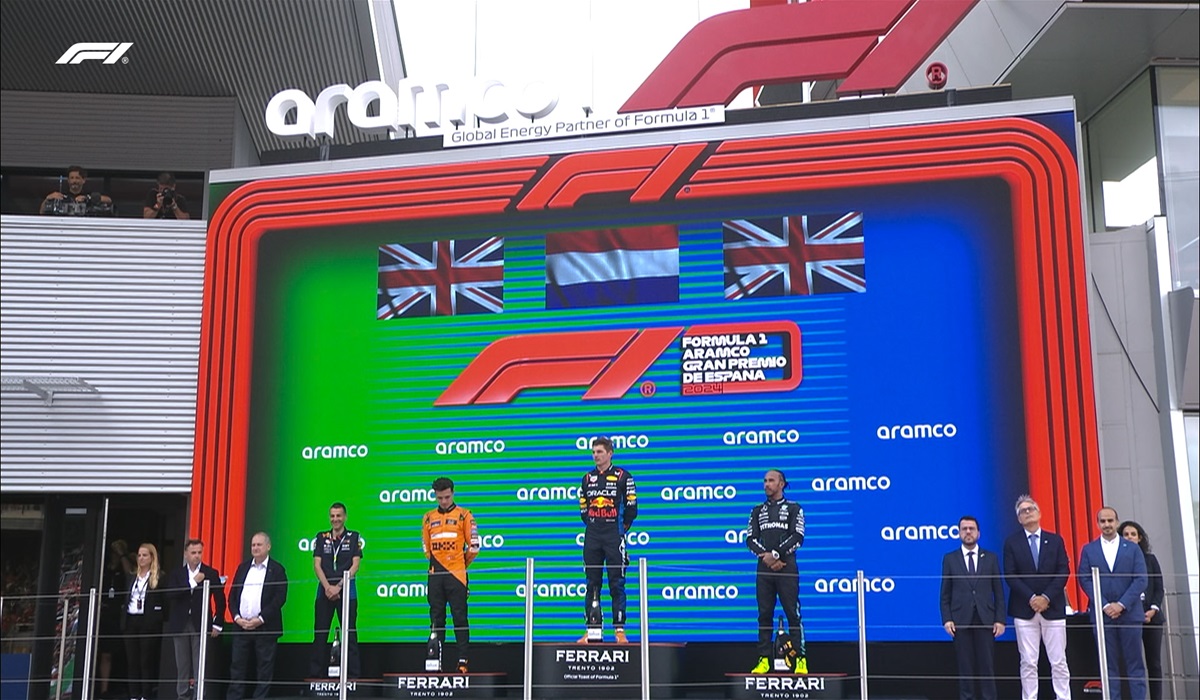 Pembalap Max Verstappen (tengah) berada di atas podium usai menjadi juara GP Spanyol.