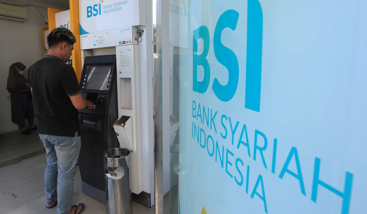 Ilustrasi: nasabah melakukan transaksi di mesin anjungan tunai mandiri (ATM) Bank Syariah Indonesia (BSI) di Meulaboh