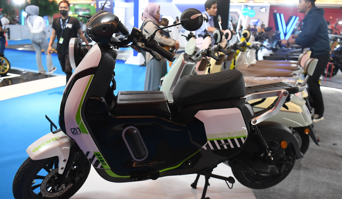 Pengunjung memperhatikan kendaraan listrik yang dipajang dalam PEVS 2024 