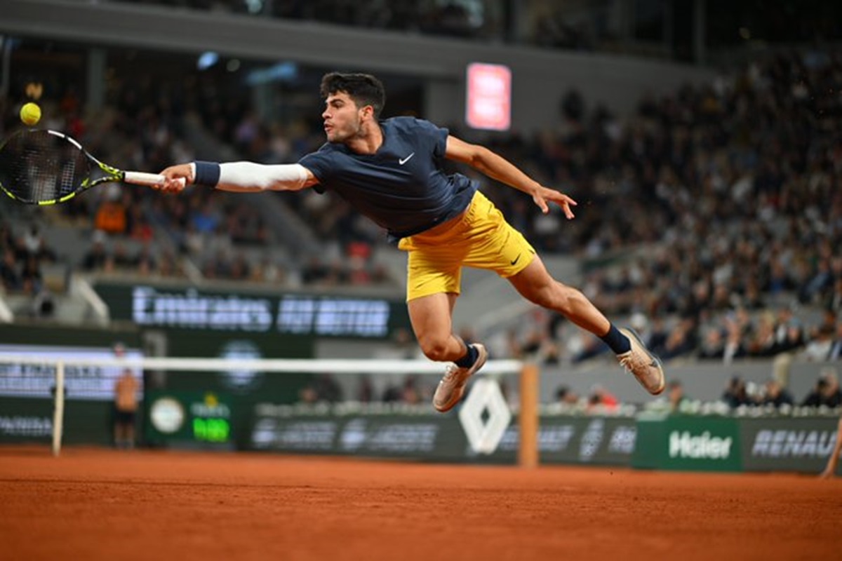 Carlos Alcaraz mengalahkan Sebastian Korda dalam pertandingan yang intens untuk melaju ke babak keempat Prancis Terbuka. 