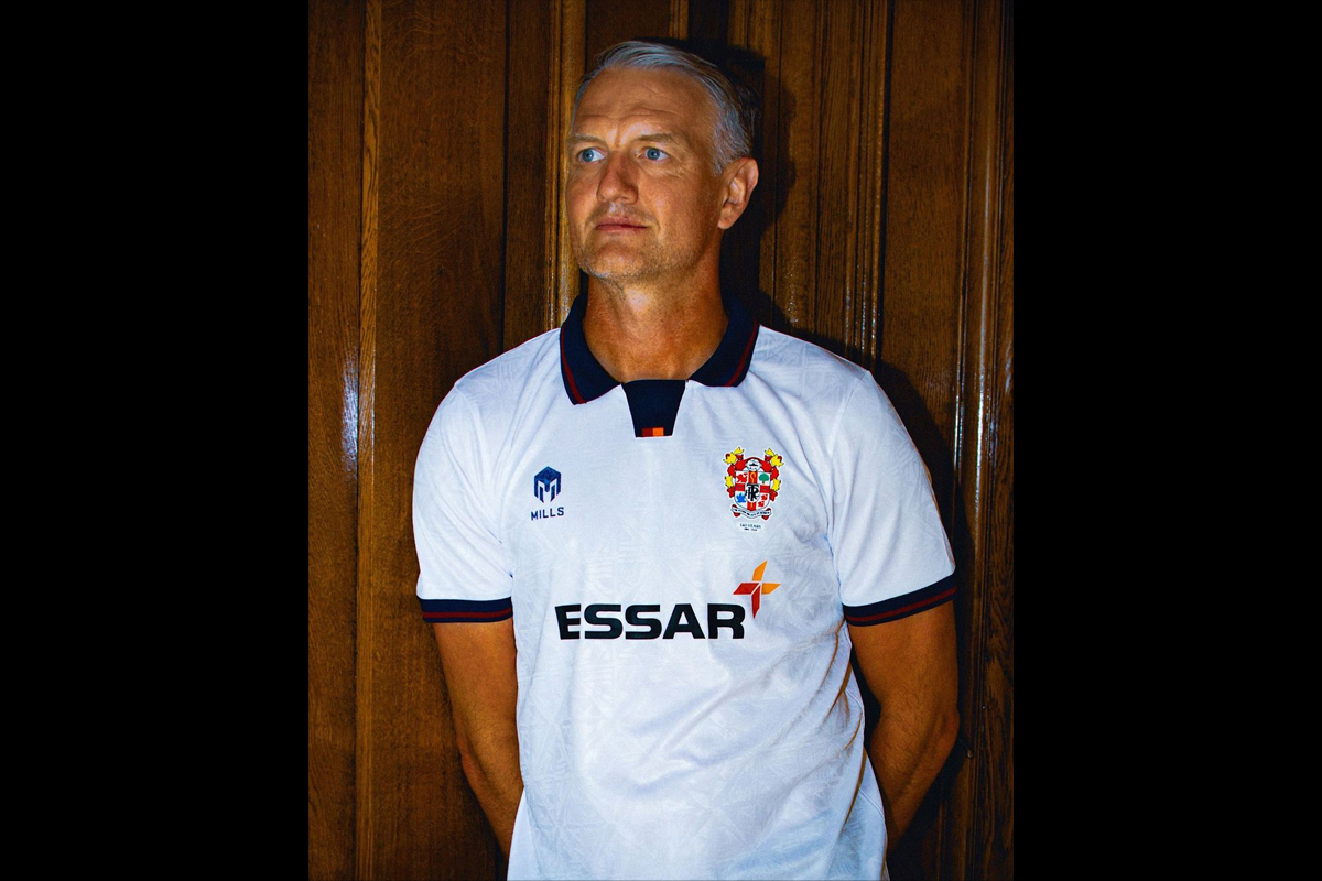 Seragam kandang Tranmere Rovers yang diproduksi Mills.