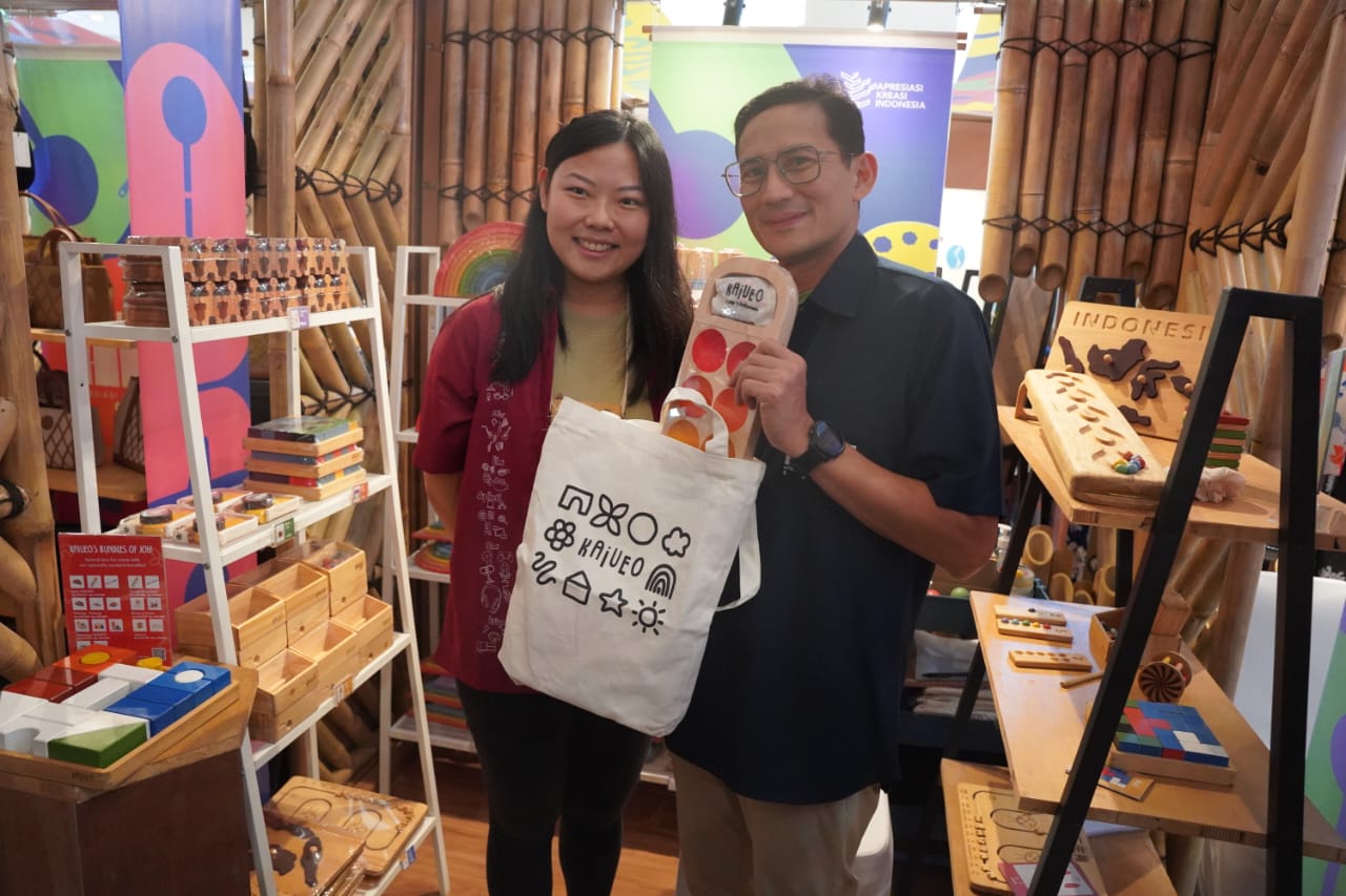  Menparekraf Sandiaga Salahuddin Uno (kanan)