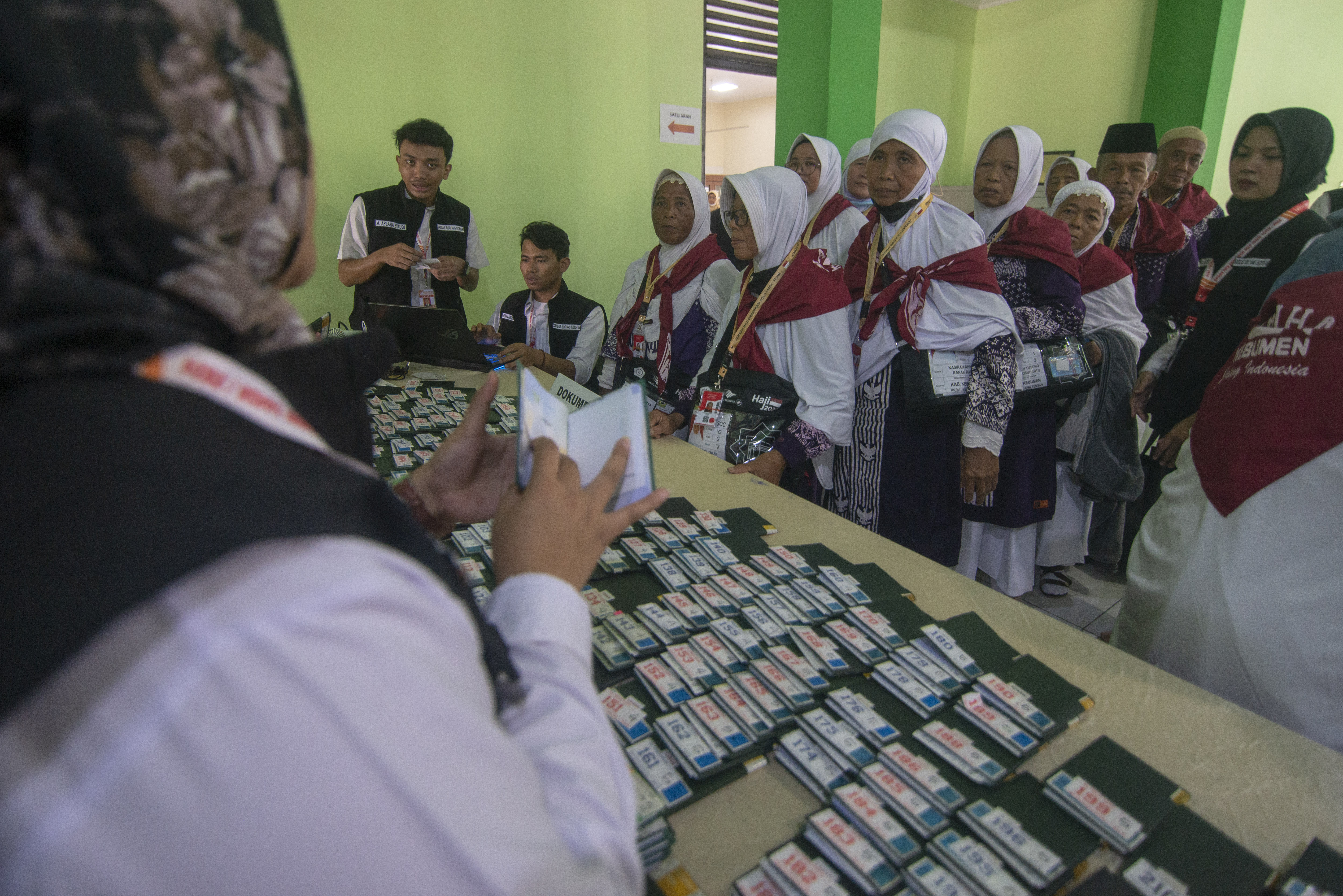  Petugas memberikan dokumen kepada jamaah calon haji. 