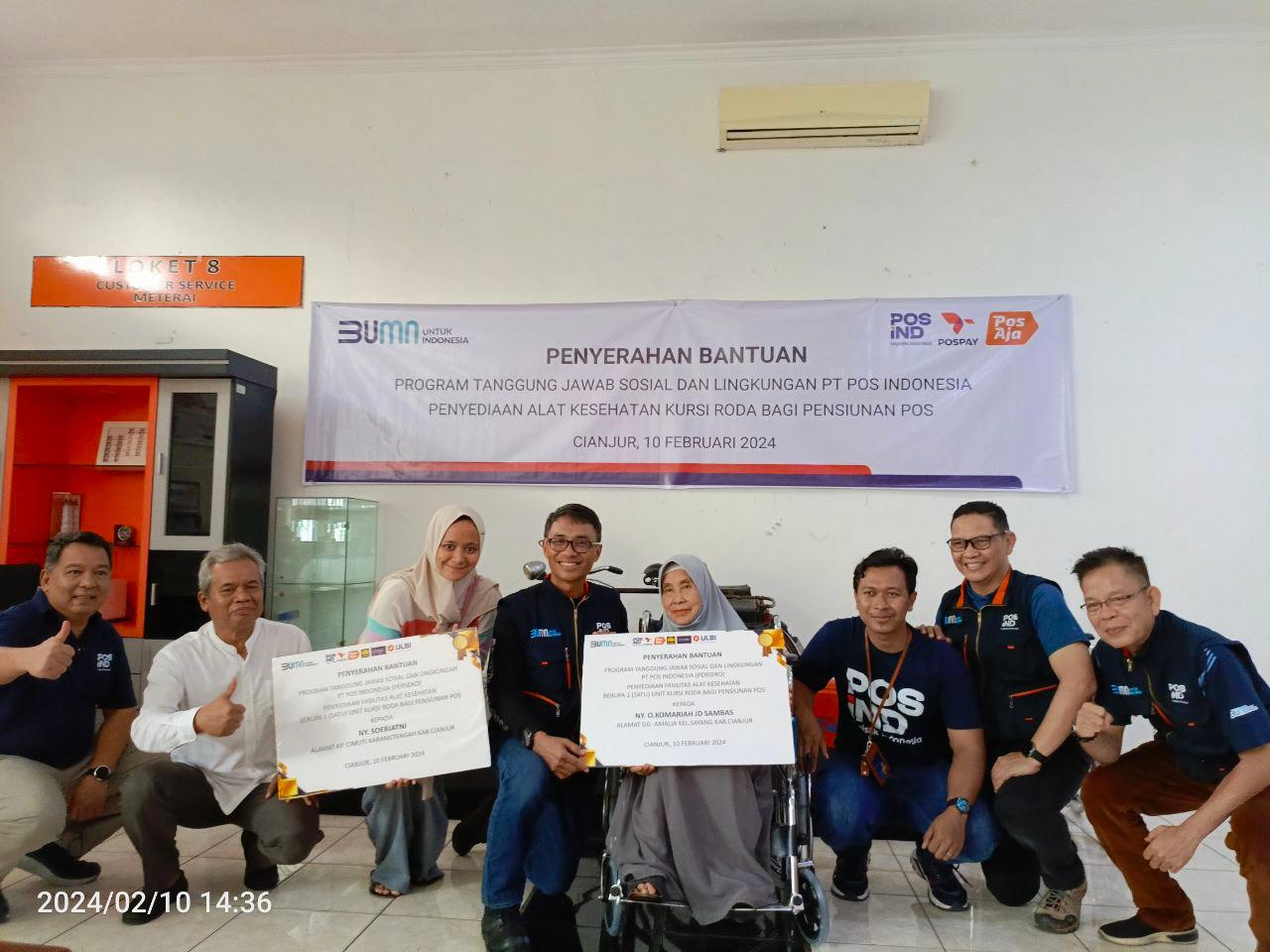 Karyawan PT Pos Indonesia terus membantu para pensiunan untuk maju dan bergerak bersama. 