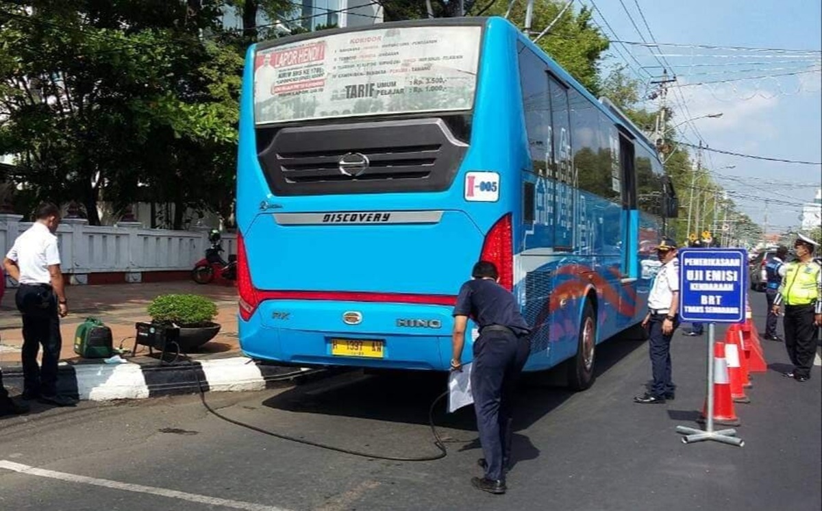 Uji emisi bus trans semarang.