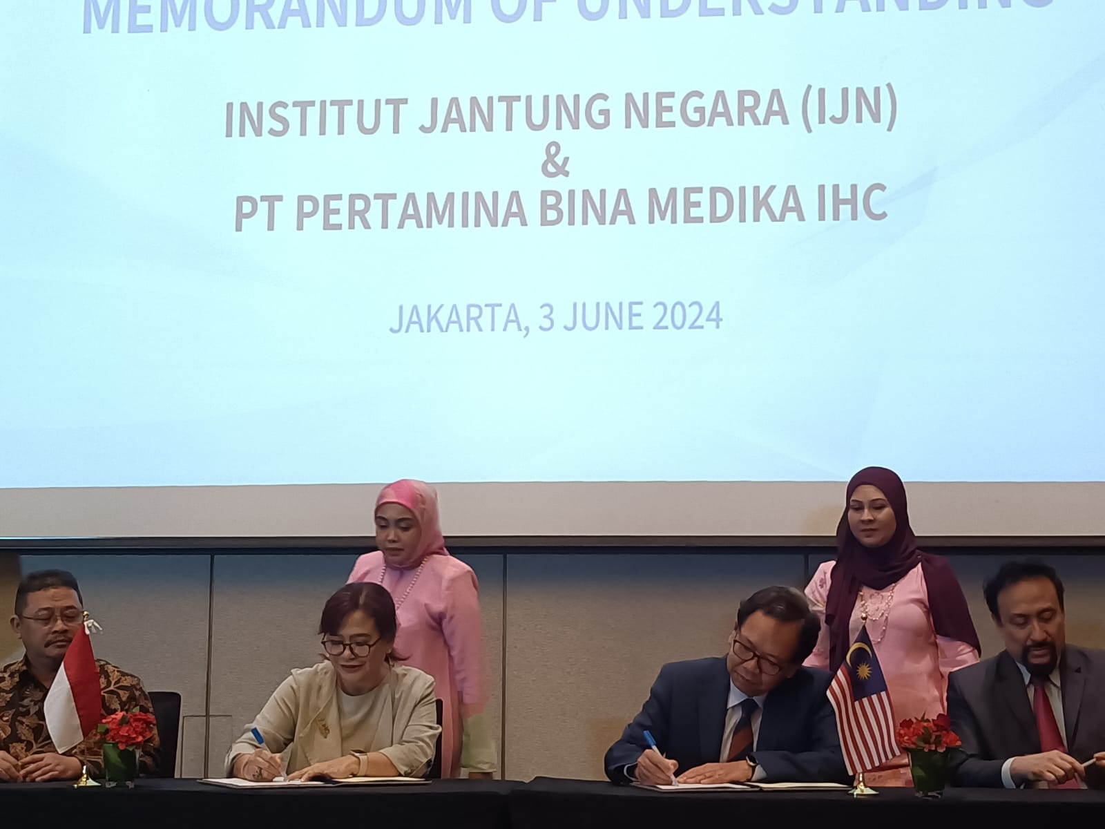 Penandatanganan MoU antara IHC dan IJN Malaysia. 