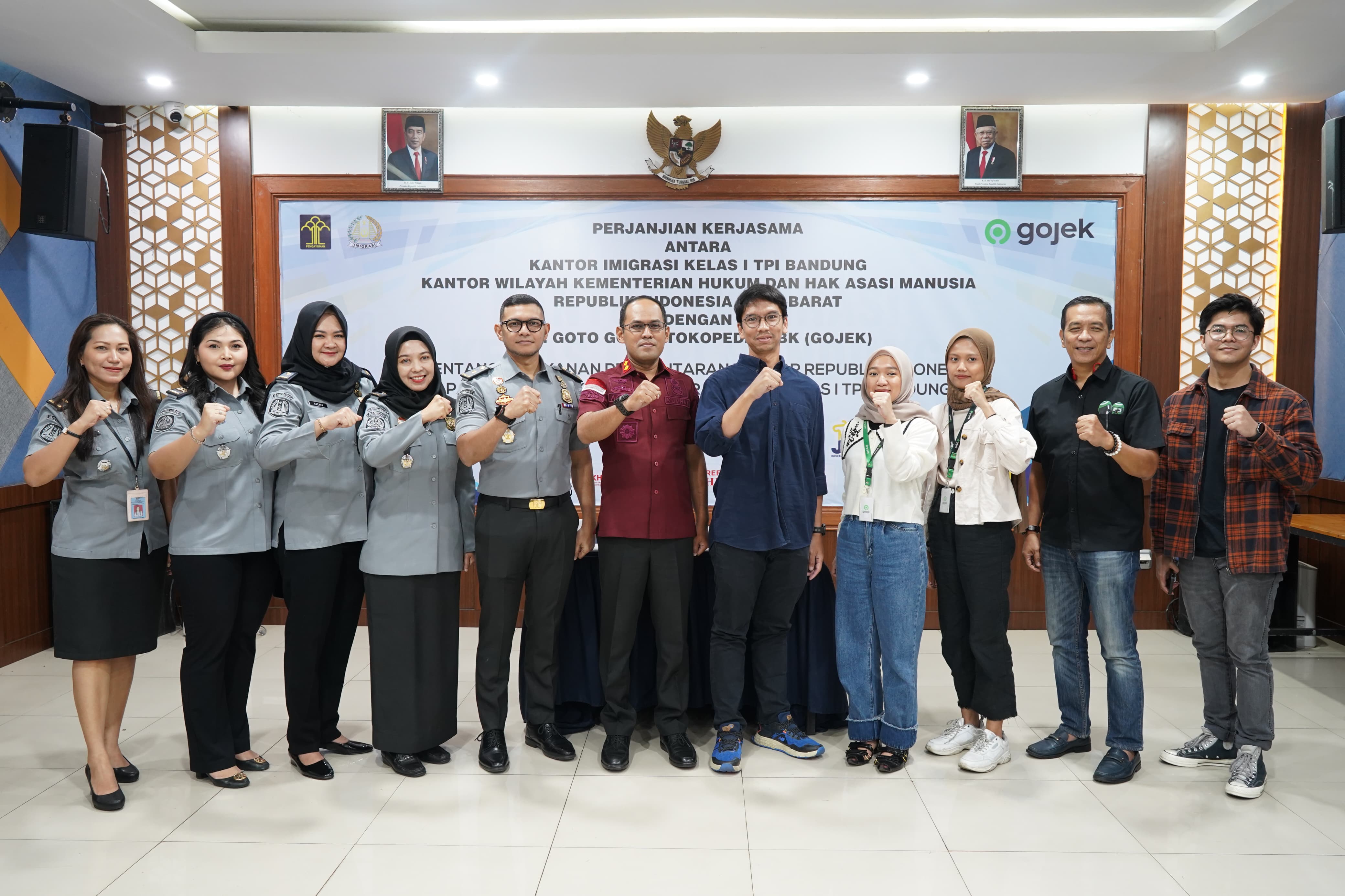 Kantor Imigrasi Bandung dan Gojek bekerja sama dalam pengantaran paspor masyarakat