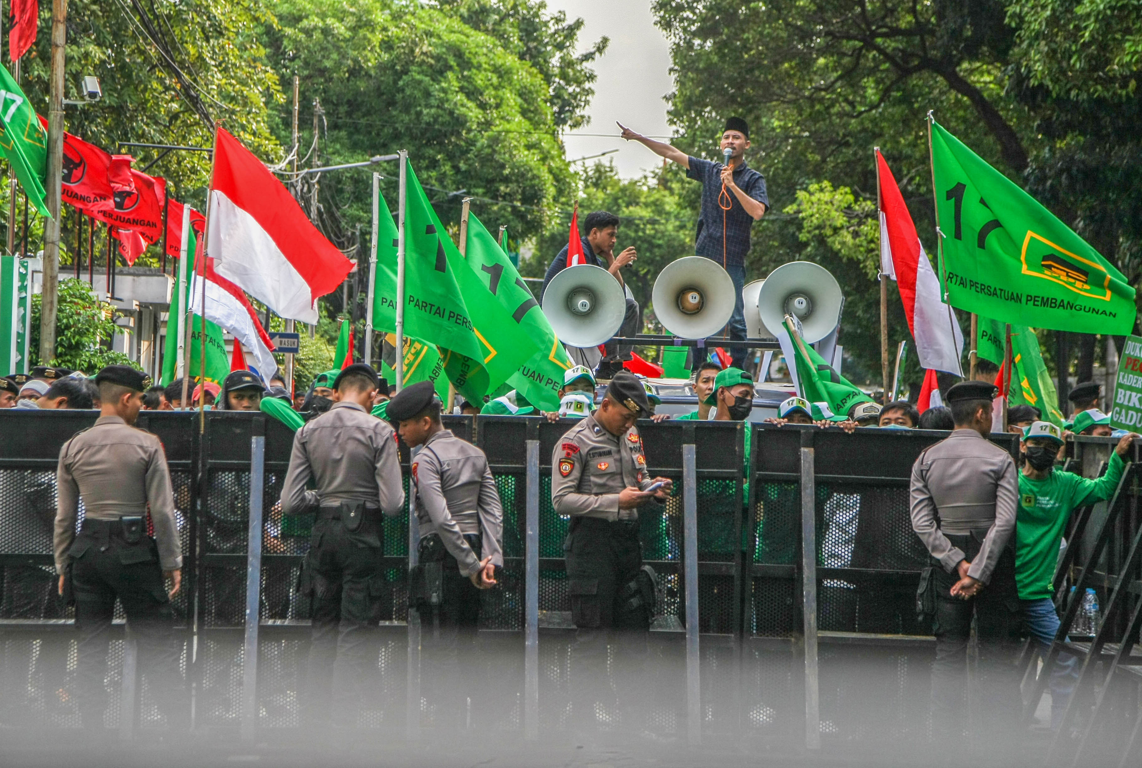 Polisi berjaga saat masa PPP melakukan demonstrasi