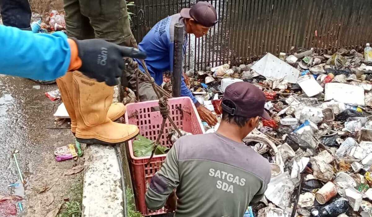 Ribuan Ton Sampah Jeroan Hewan Kurban Cemari Saluran Air dan Situ di Depok