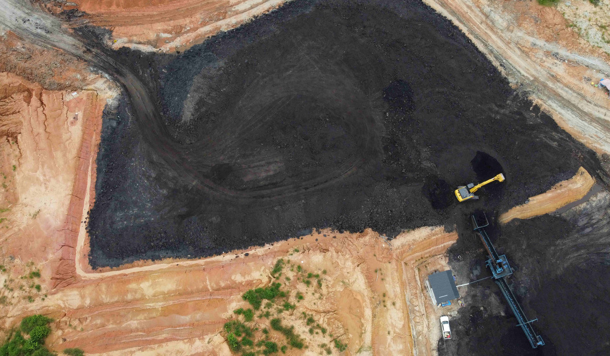 Sejumlah alat berat beroperasi di kawasan penambangan batu bara Desa Sumber Batu, Kecamatan Meureubo, Aceh Barat.