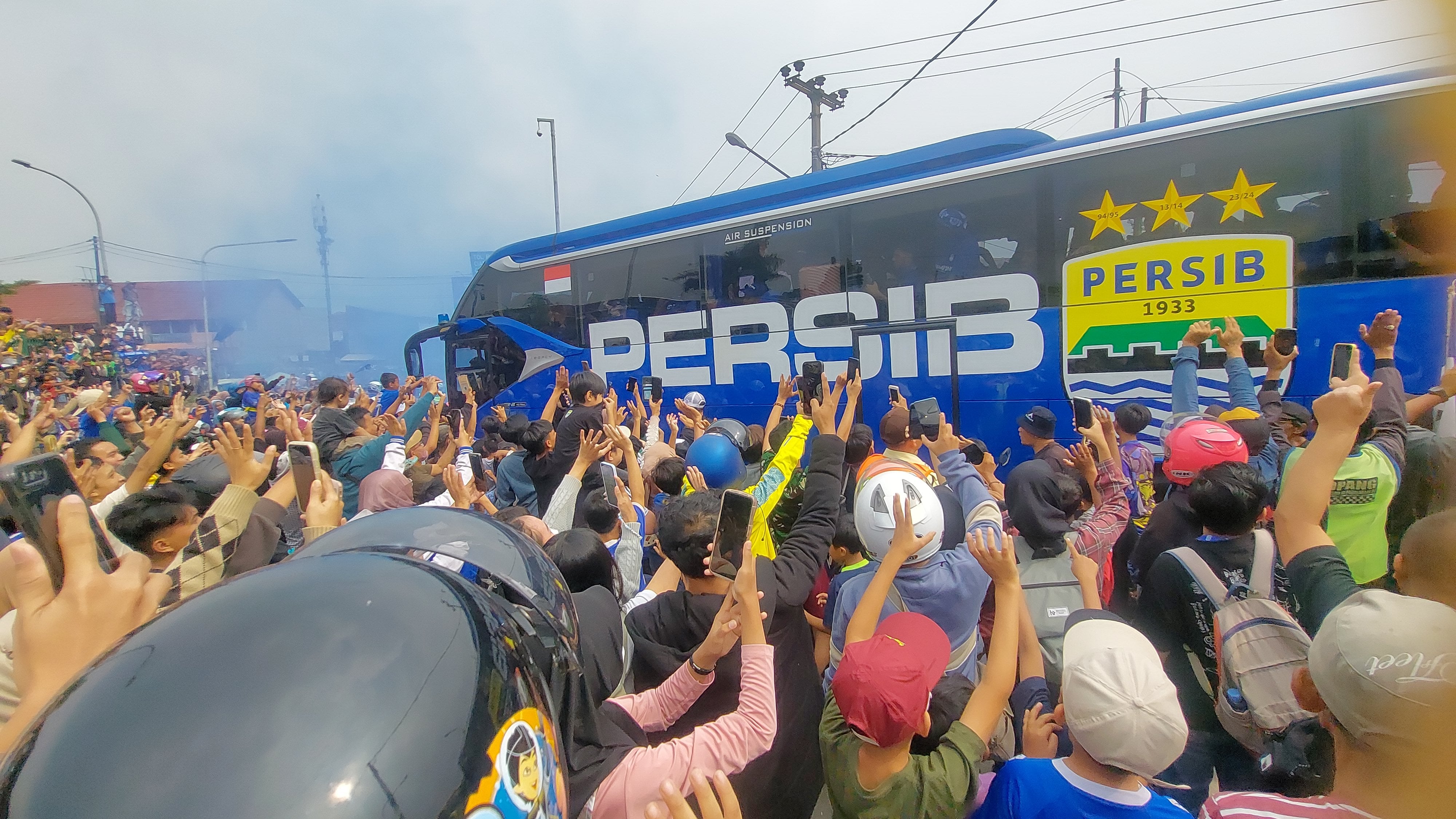 Pendukung Persib Bandung menyambut kedatangan pemain setelah meraih Juara Liga I