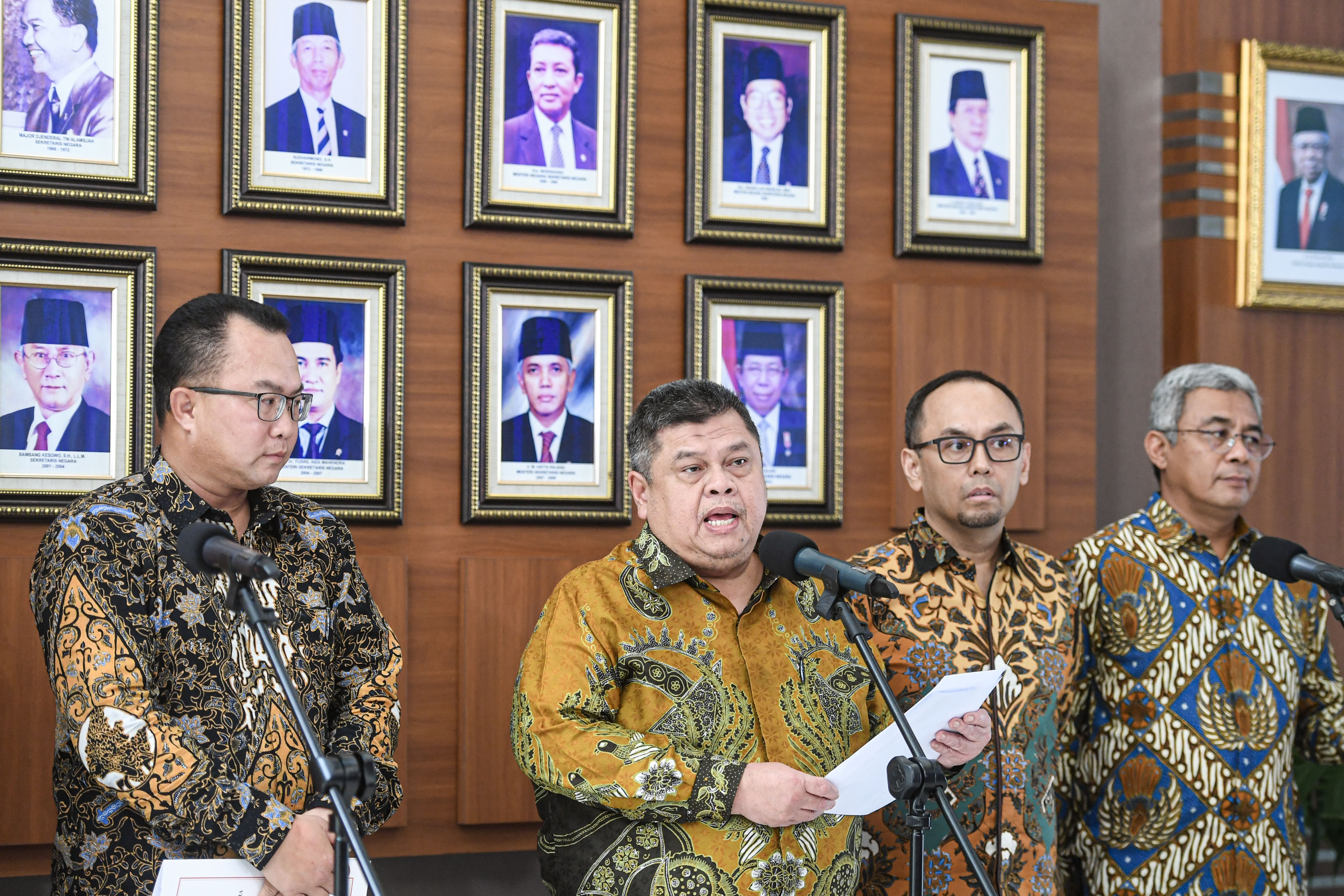  Ketua Pansel Calon Pimpinan dan Dewan Pengawas KPK Muhammad Yusuf Ateh (kedua kiri) memberikan keterangan pers. 