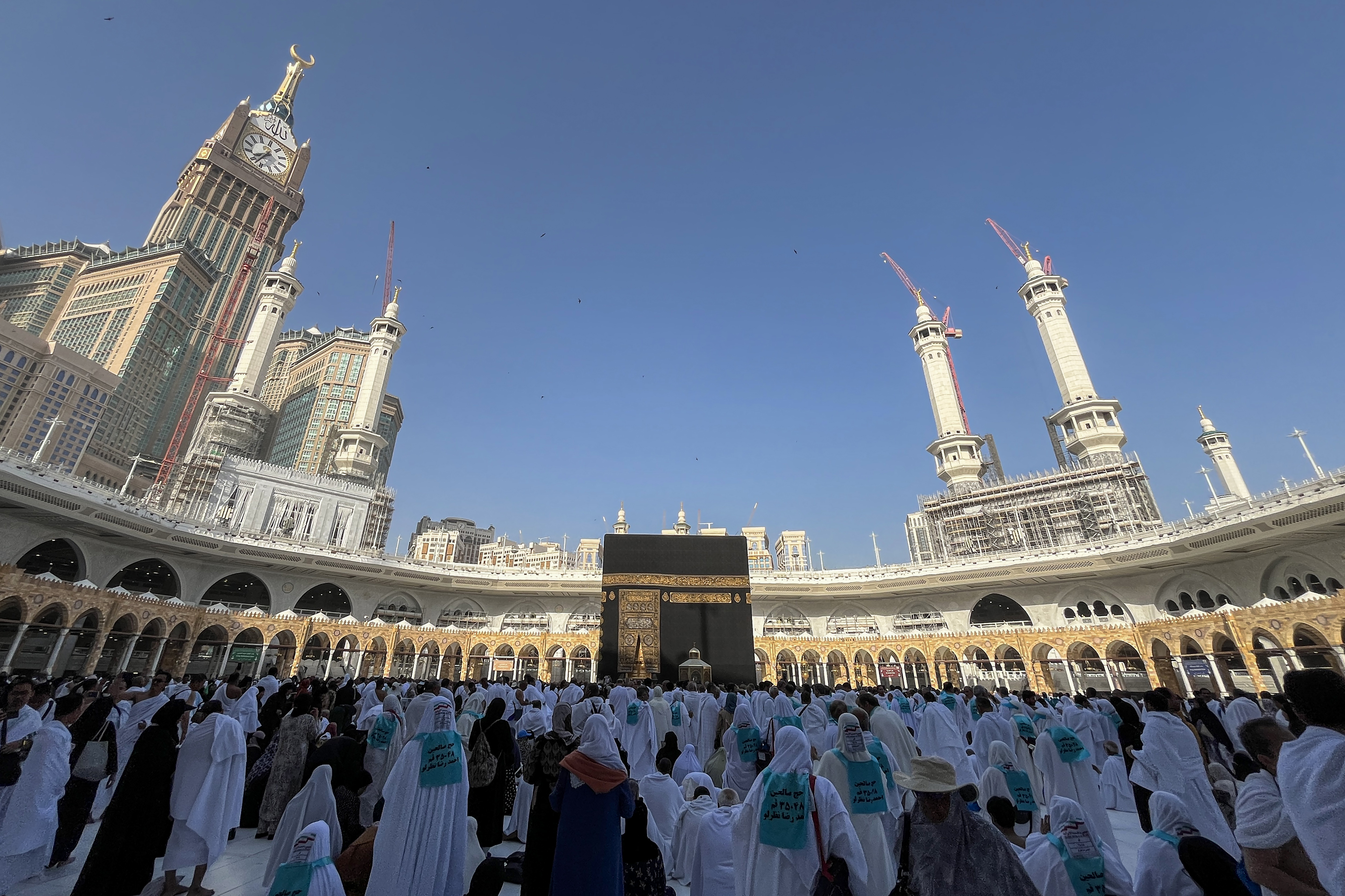 Jemaah haji melaksanakan tawaf di Masjidil Haram, Mekh, Arab Saudi. 