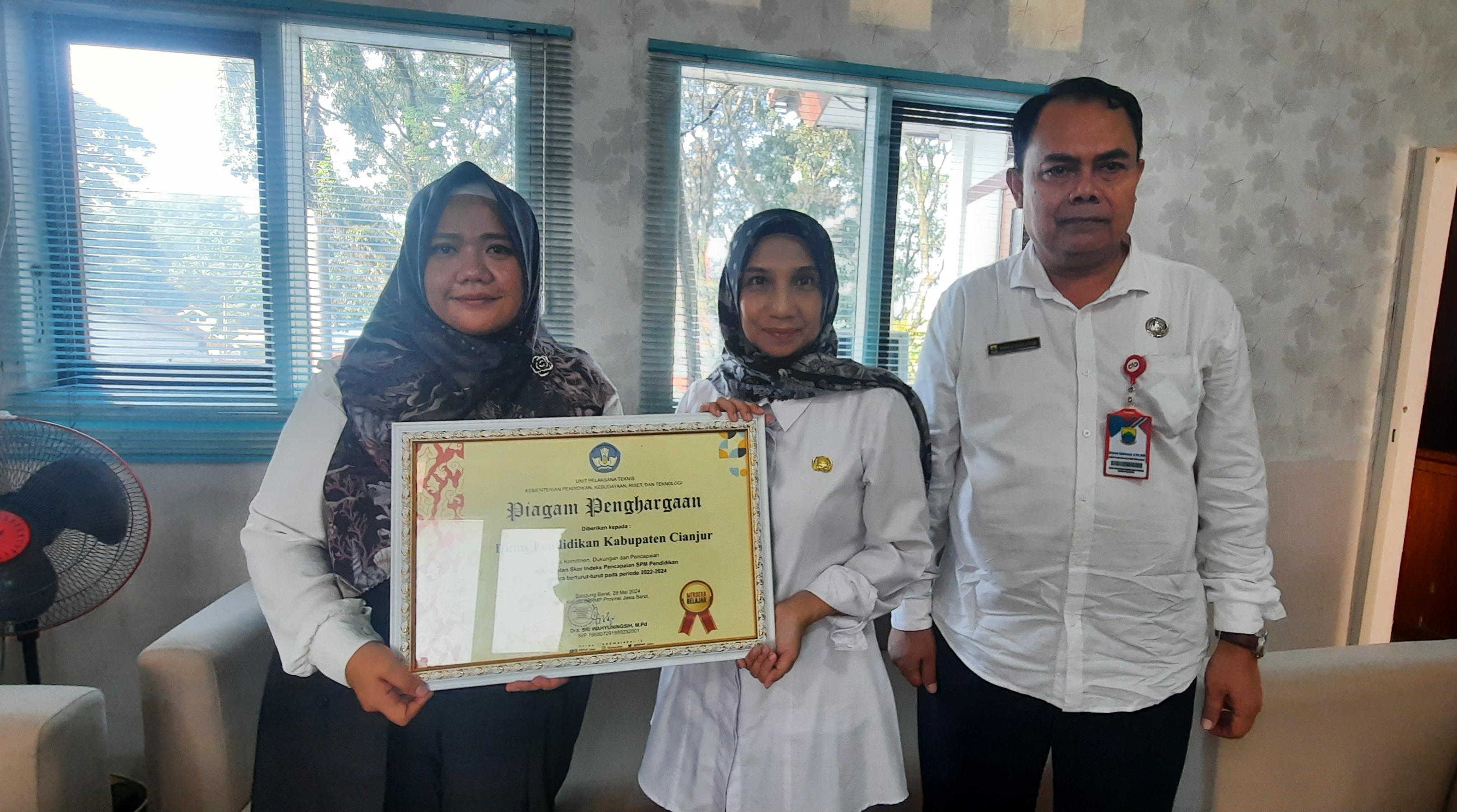 Sekretaris Disdikpora Kabupaten Cianjur, Ira Soraya, memperlihatkan penghargaaan dari Kemendikbudristek
