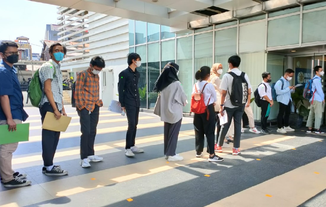  Beberapa calon mahasiswa antre mengikuti tes masuk UGM di Jakarta, (29/6/2024)