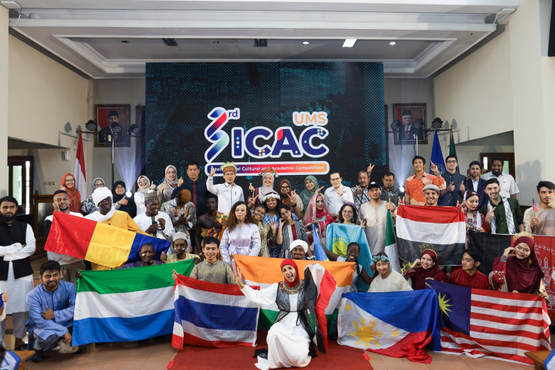 Para mahasiswa asing dari 30 negara berfoto bersama di sela kegiatan ICAC 2024.