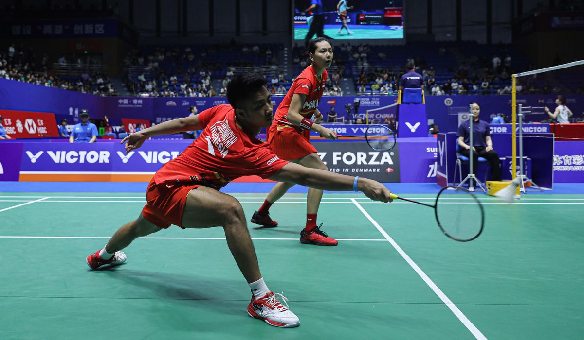 Ganda campuran Indonesia, Dejan Ferdinansyah dan Gloria Emanuelle Widjaja.