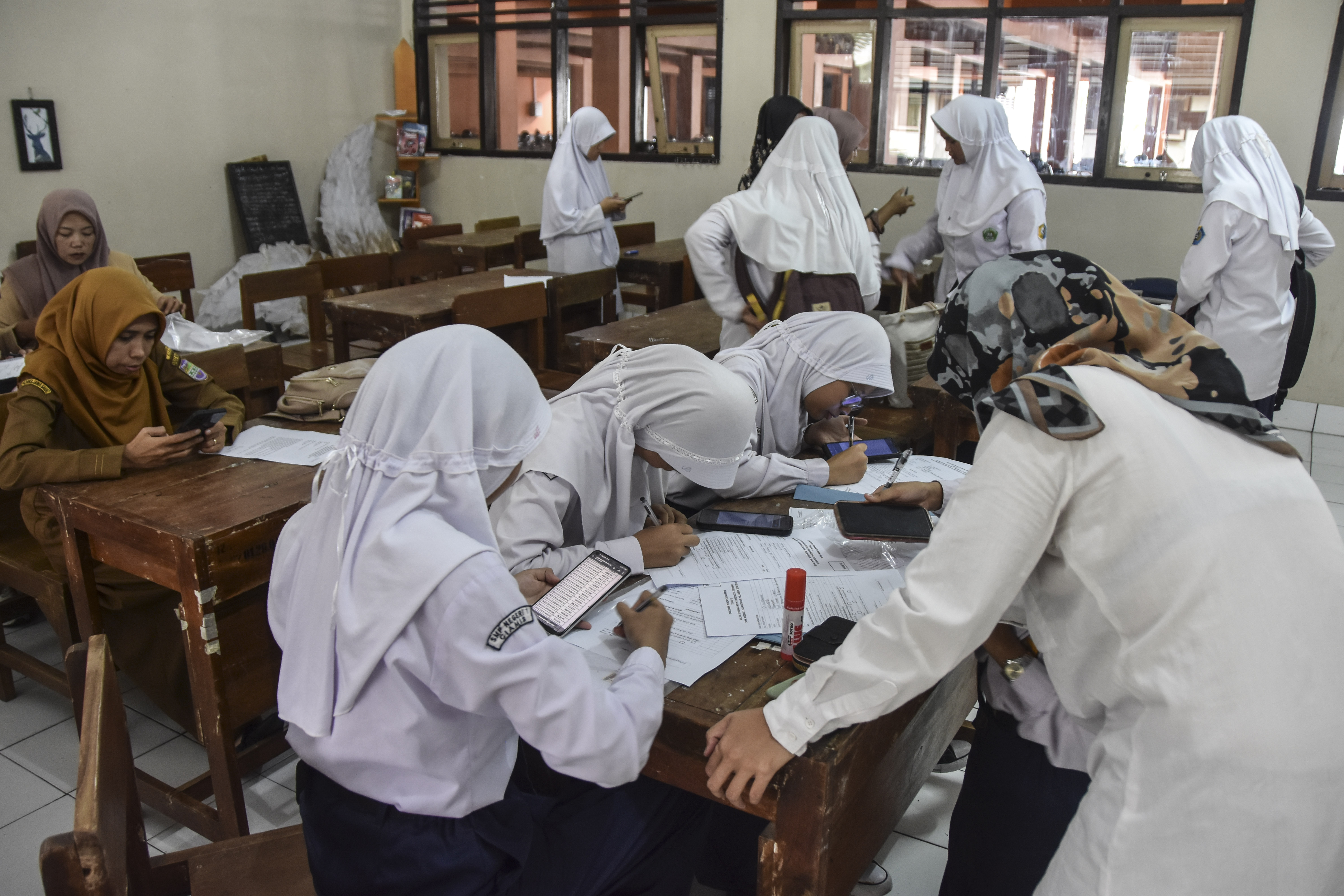 Calon peserta didik mengikuti pendaftaran tahap 1 Penerimaan Peserta Didik Baru (PPDB)