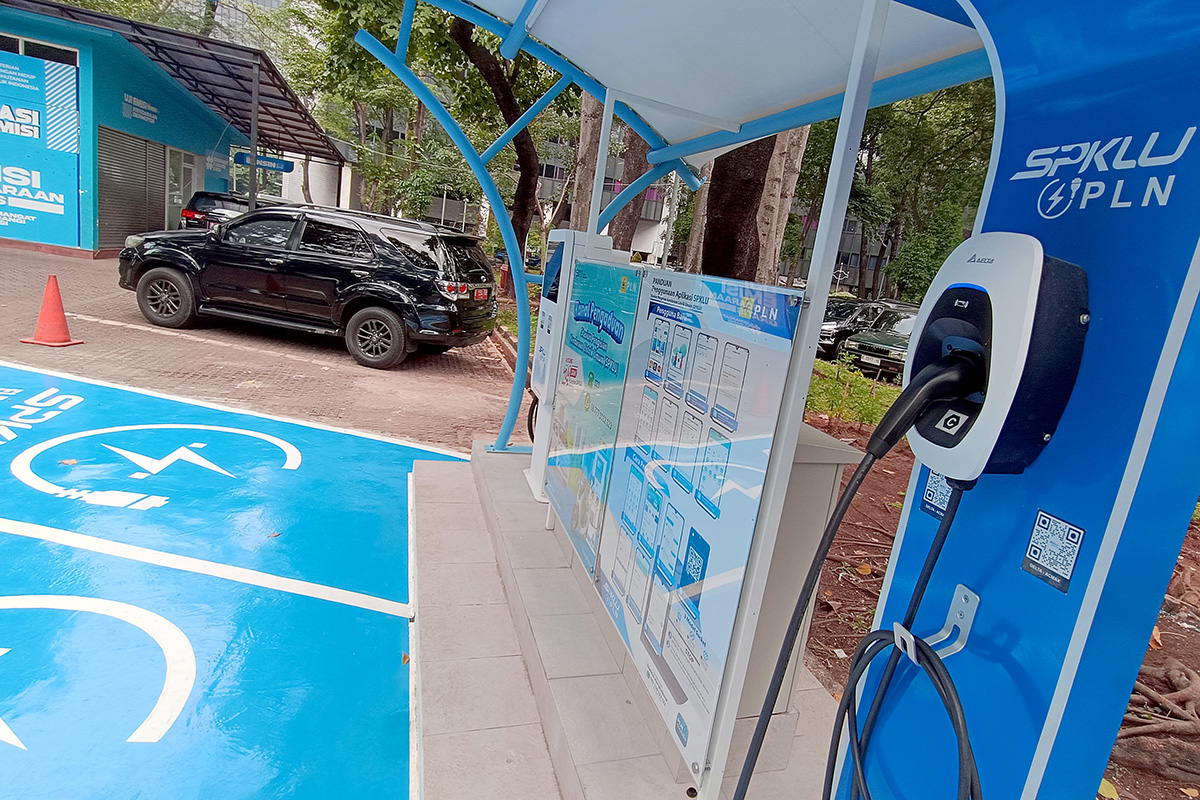 Stasiun Pengisian Kendaraan Listrik Umum (SPKLU) di areal Gedung Manggala Wanabakti, Kementerian Lingkungan Hidup dan Kehutanan.