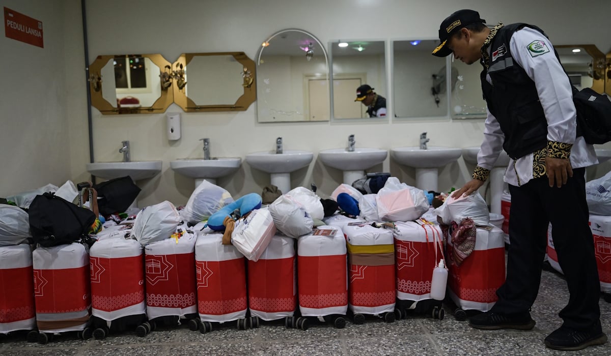 Petugas Penyelenggara Ibadah Haji (PPIH) Daker Makkah mengecek koper jemaah