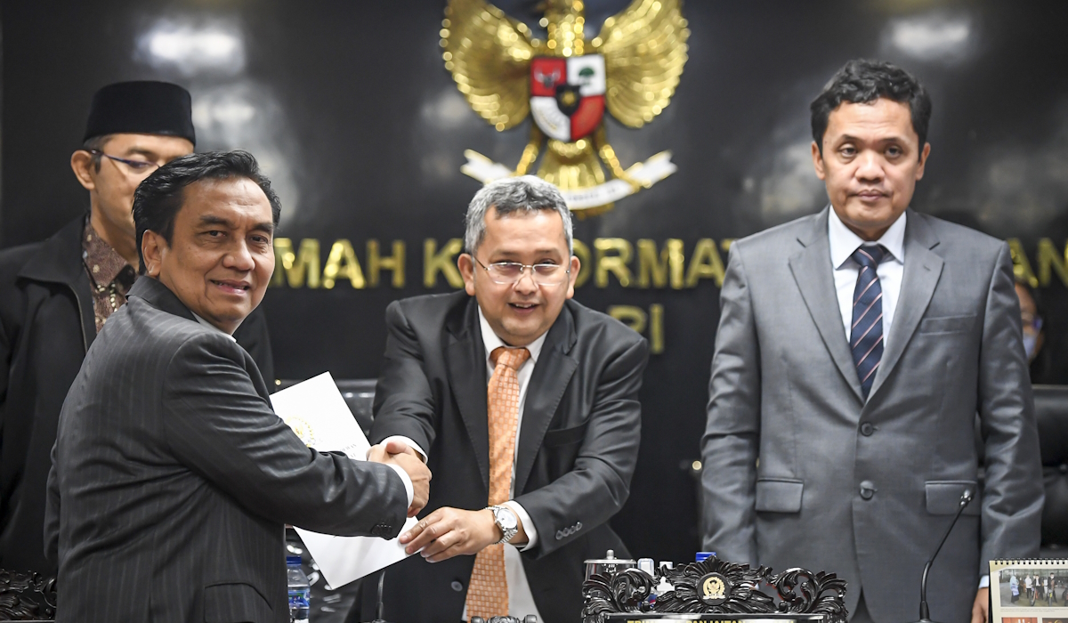 Wakil Ketua Mahkamah Kehormatan Dewan (MKD) DPR RI Trimedya Panjaitan (kedua kanan) 