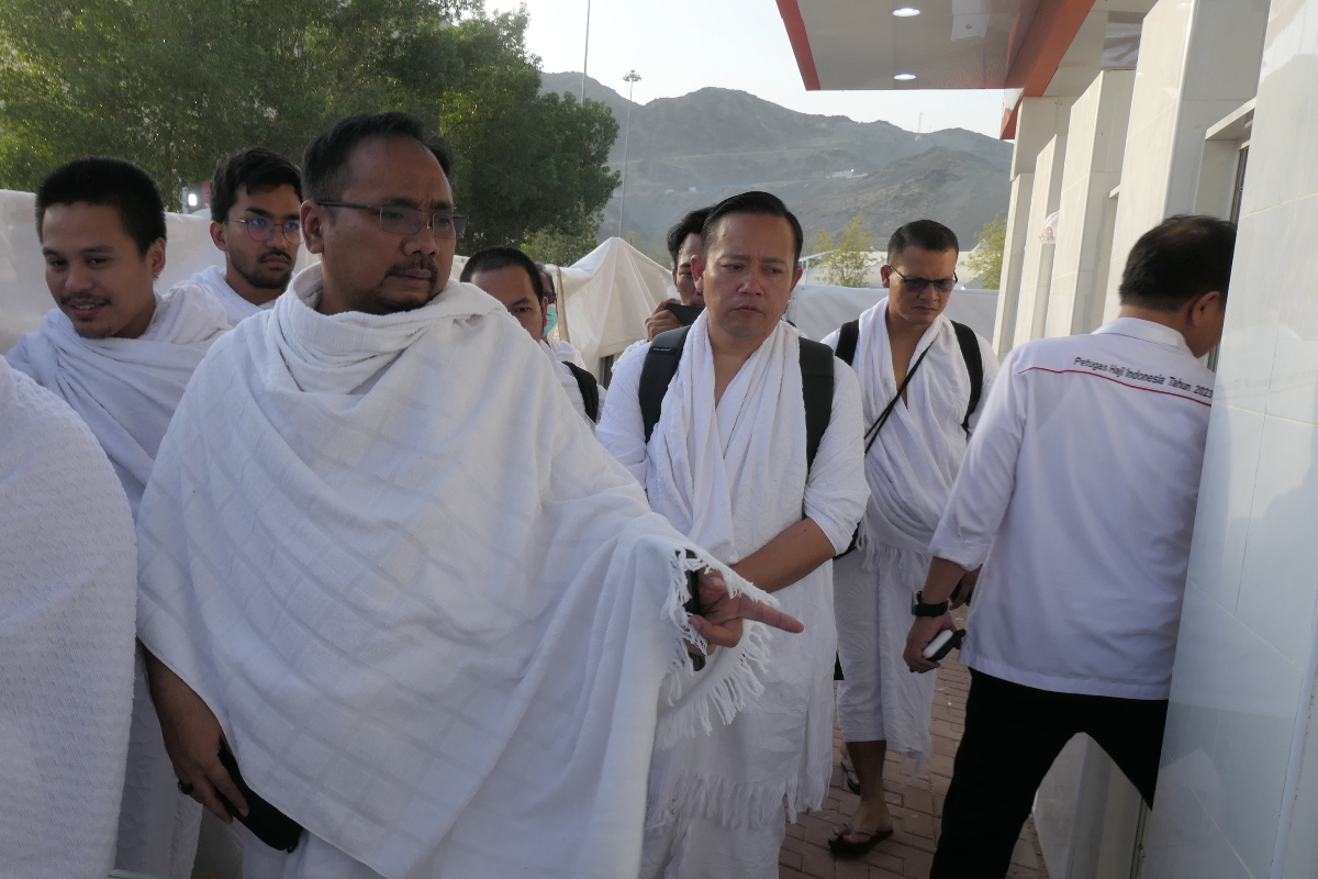 Menteri Agama Yaqut Cholil Qoumas (kedua kiri) meninjau fasilitas untuk jamaah sebelum mengikuti pelaksanaan wukuf di Arafah, Arab Saudi