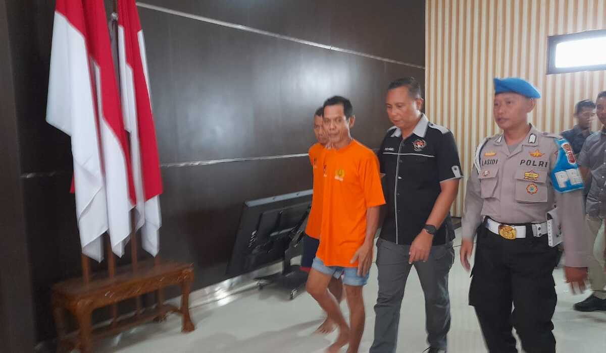 Dua kuli bangunan yang ditangkap karena cabuli 6 bocah di Bogor, Jawa Barat.