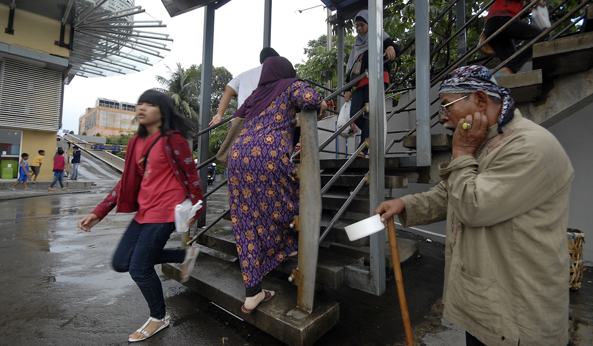 Sejumlah pengemis tengah meminta-minta di atas jembatan penyeberangan orang (JPO) di kawasan Margonda, Depok
