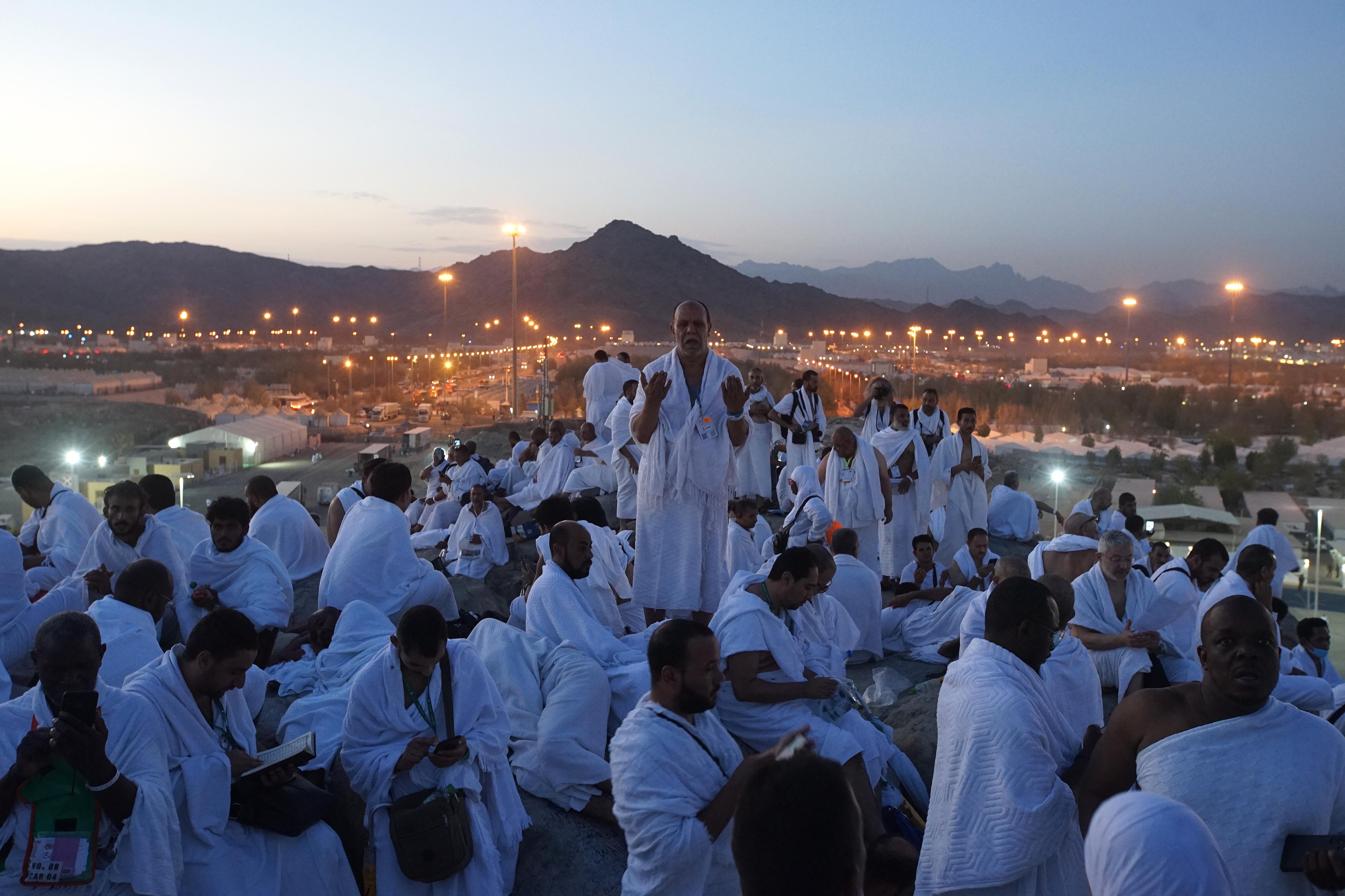 Jemaah haji dari berbagai negara memadati sekaligus memanjatkan doa di bukit Jabal Rahmah di Padang Arafah, Mekkah, Jumat (8/7/2022)