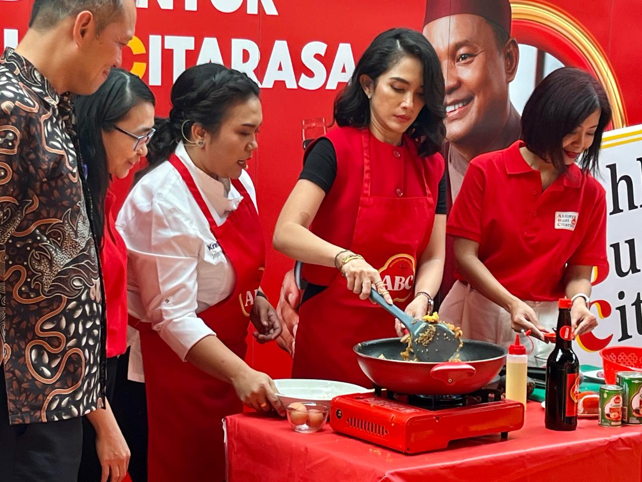 Sesi memasak bersama Ussy Sulistiawaty (kedua dari kanan) di acara peluncuran Akademi ABC.